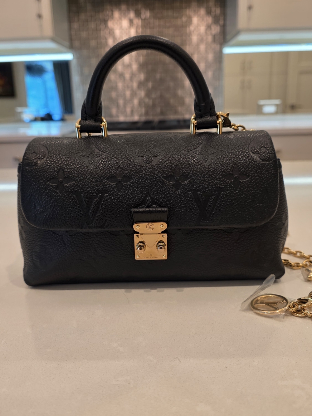 💯 Authentic Louis Vuitton Black Nano Madeleine - Picture 4 of 17